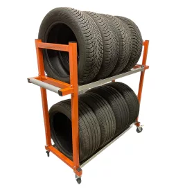 Suport mobil pentru anvelope WHEEL STAND de culoare portocalie, pe roți pivotante, încărcat cu două rânduri de roți auto, ideal pentru vulcanizări și garaje.